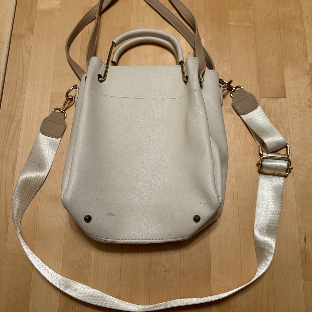 Elegant White Handbag with Adjustable Strap